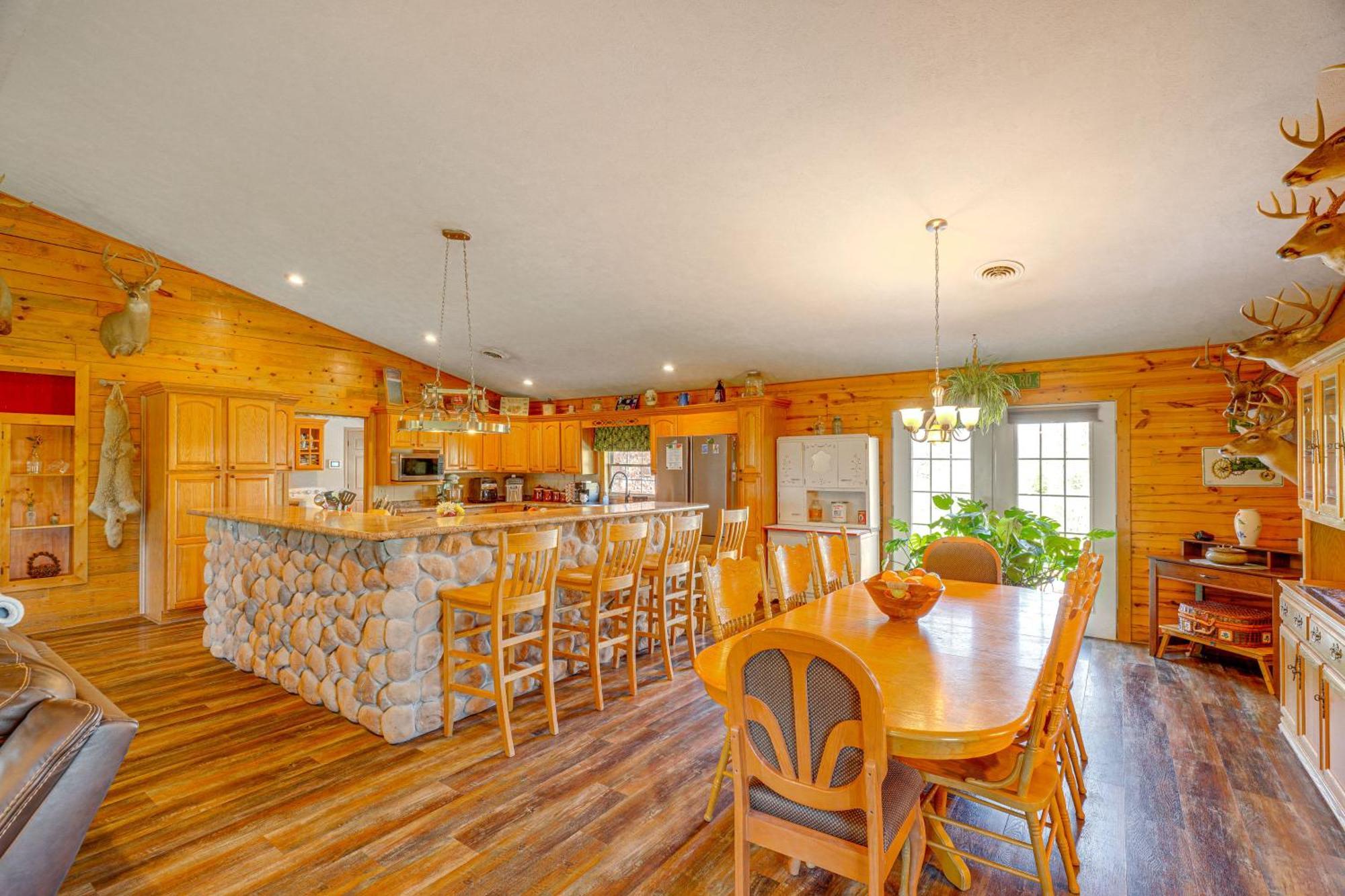 Spacious Ozarks Family Home - Private Pool And Grill Bourbon Exterior photo