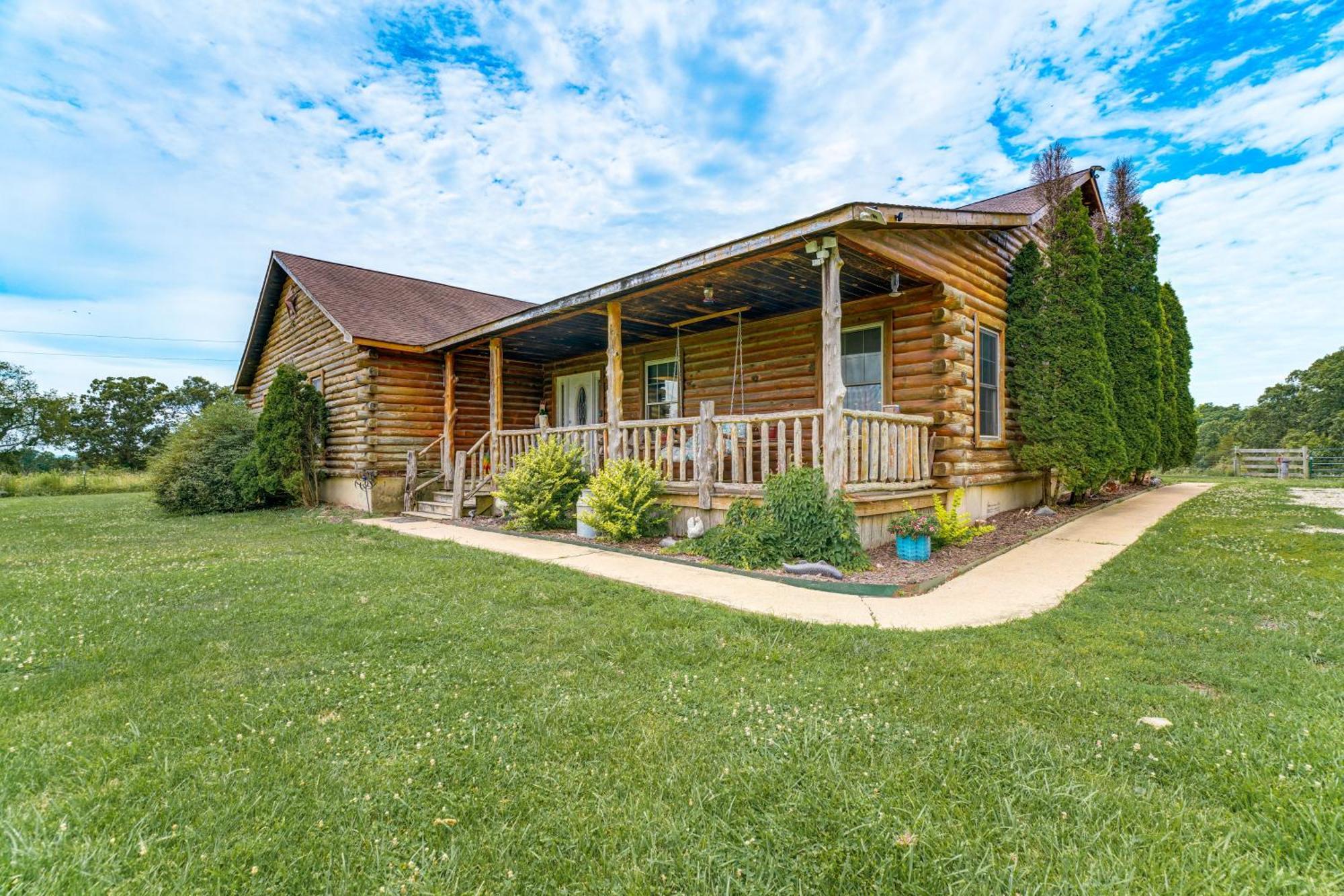 Spacious Ozarks Family Home - Private Pool And Grill Bourbon Exterior photo