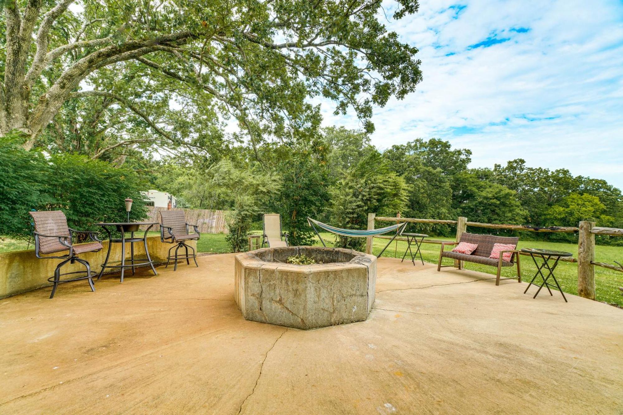 Spacious Ozarks Family Home - Private Pool And Grill Bourbon Exterior photo
